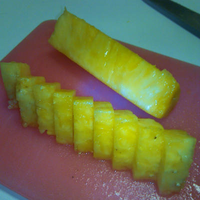【つくり方】今回はパイナップルで！！   ①パイナップルは皮と芯を除いて１～２ｃｍ厚さに切り、さらに４つに切る。↓